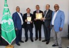 مؤسسة رسالة السلام تهدي مدير مكتب "الألكسو" درع المكتبة الرقمية للشرفاء الحمادي ومركز العرب