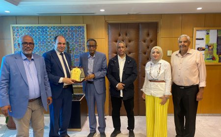 مدير إدارة الإذاعة بـ”أسبو” تتسلم باقة من مؤلفات المفكر علي الشرفاء الحمادي