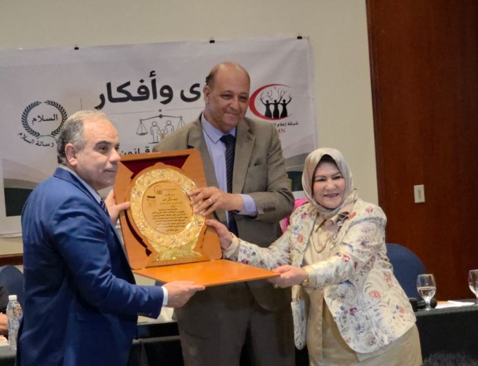 شبكة إعلام المرأة العربية تكرم علي الشرفاء الحمادي .. وتمنحه درع التميز  | صور