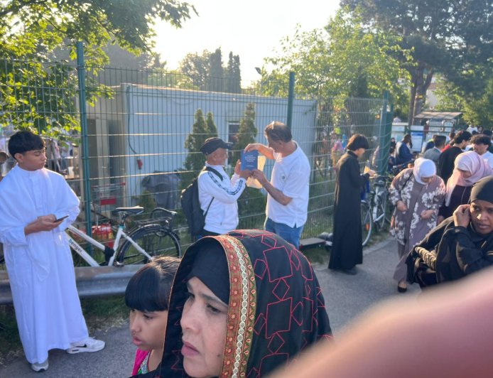 صور وفيديو  .. في قلب فيينا "رسالة السلام" تُهدي القلوب فكر "الشرفاء الحمادي" وسط حضور 50 ألف مصلٍ
