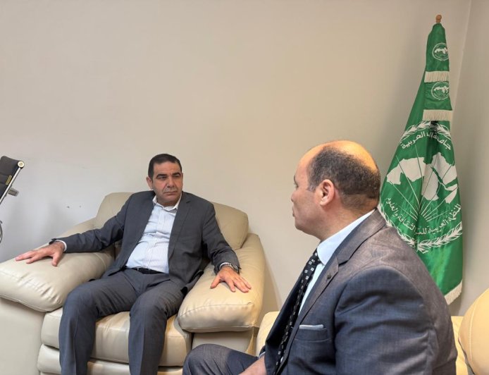 شاهد بالفيديو ..مؤسسة رسالة السلام تهدي مدير إدارة العلوم بـ"ألكسو" إصدارات المكتبة الرقمية للشرفاء الحمادي