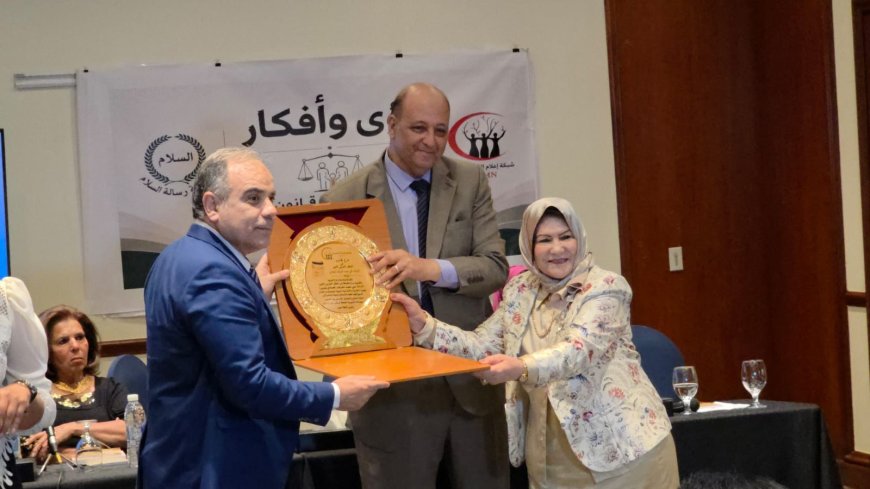 شبكة إعلام المرأة العربية تكرم علي الشرفاء الحمادي .. وتمنحه درع التميز  | صور