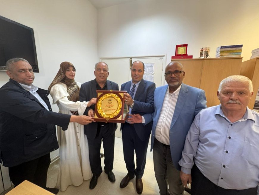 "رسالة السلام" و"مركز العرب" يكرمون البروفيسور عبد السلام العيساوي "درع" المكتبة الرقمية للشرفاء الحمادي