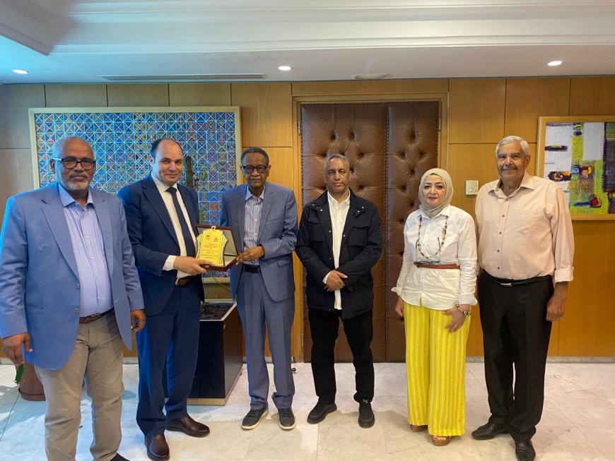 مدير إدارة الإذاعة بـ”أسبو” تتسلم باقة من مؤلفات المفكر علي الشرفاء الحمادي