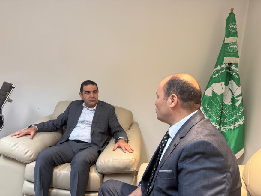 شاهد بالفيديو ..مؤسسة رسالة السلام تهدي مدير إدارة العلوم بـ"ألكسو" إصدارات المكتبة الرقمية للشرفاء الحمادي