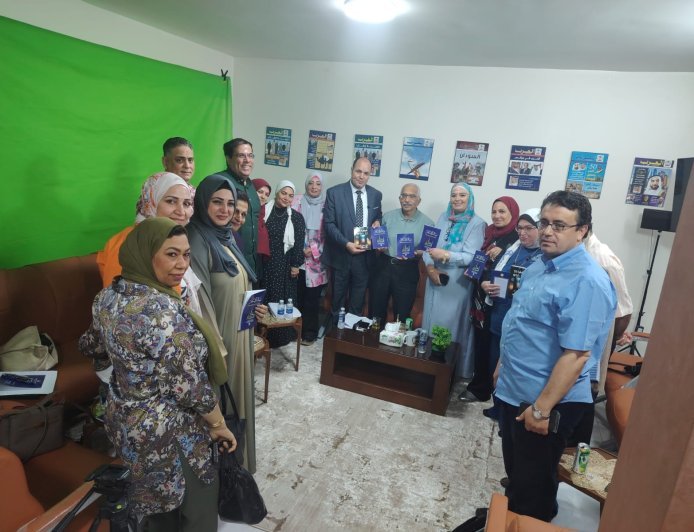 بالصور.. توزيع كتاب "رسالة الإسلام" للشرفاء الحمادي على ضيوف ملتقى العرب للإبداع