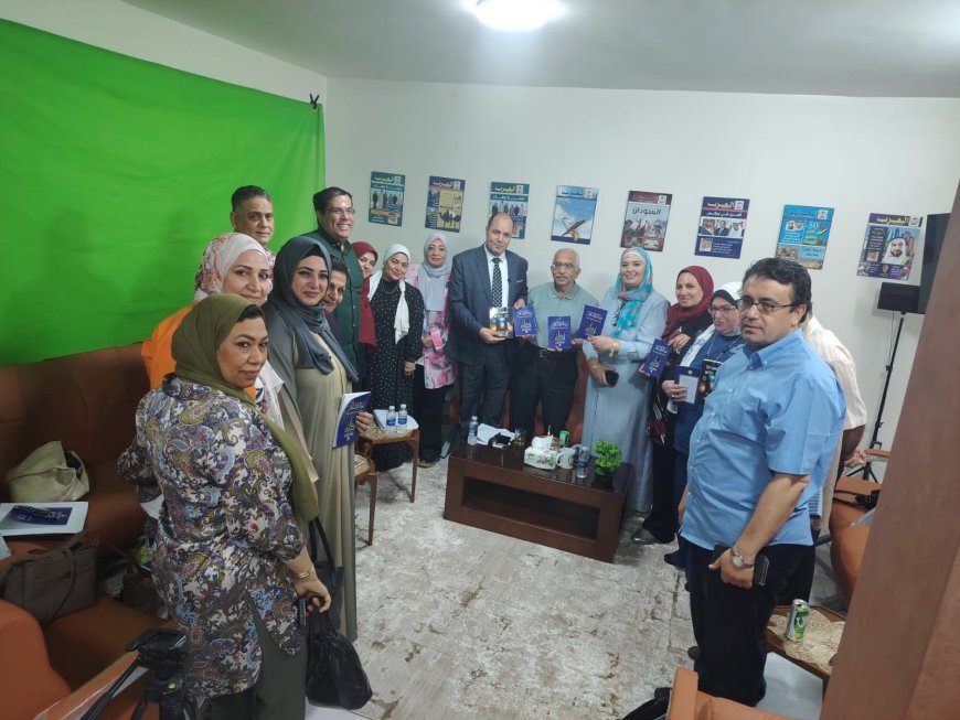 بالصور.. توزيع كتاب "رسالة الإسلام" للشرفاء الحمادي على ضيوف ملتقى العرب للإبداع