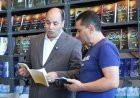 محمد فتحي الشريف يهدي مدير مكتبة "تويتي" بالإسكندرية مؤلفات علي محمد الشرفاء على هامش معرض مكتبة الإسكندرية الدولي للكتاب