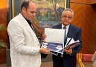 مدير المكتبة الرقمية للشرفاء الحمادي يهدي شهادة المكتبة لرئيس مكتبة الإسكندرية