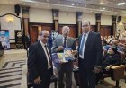 وزير التعليم الأسبق جمال العربي يتسلم أعدادًا من مجلة العرب وكتاب "ومضات على الطريق"