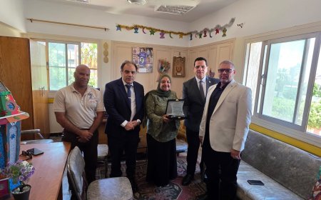 على هامش معرض الإسكندرية الدولي للكتاب.. مدير عام مؤسسة رسالة السلام العالمية يزور الإدارة التعليمية بالعامرية