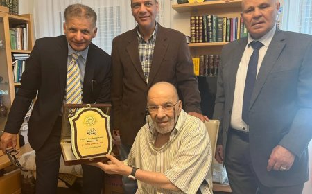في لفتة إنسانية حانية.. “رسالة السلام العالمية” تُكرّم البروفيسور محمد عزت جويد في مقر إقامته بالنمسا