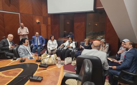 توزيع مؤلفات المفكر على الشرفاء على عدد من كبار المسؤولين والشخصيات العامة فى معرض الإسكندرية الدولي للكتاب