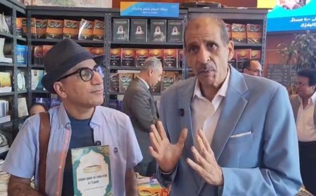 فى جناح مؤسسة رسالة السلام العالمية بمعرض مكتبة الإسكندرية الدولى للكتاب: عاطف زايد يجري حوارا مع مواطن بلجيكي للتعريف  بأهداف وأنشطة   رسالة السلام