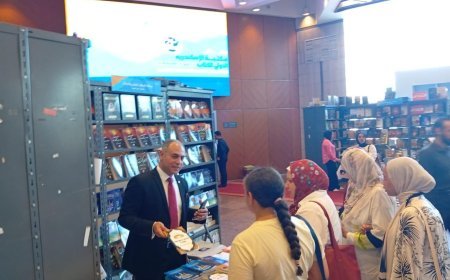 بالصور .. إقبال كبير على مؤلفات الشرفاء الحمادي في معرض مكتبة الإسكندرية