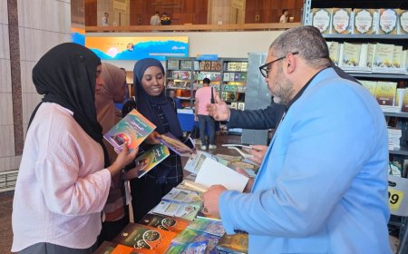 وفد الطالبات السودانيات بطب الإسكندرية يزور جناح مؤسسة رسالة السلام بمعرض الإسكندرية الدولى للكتاب