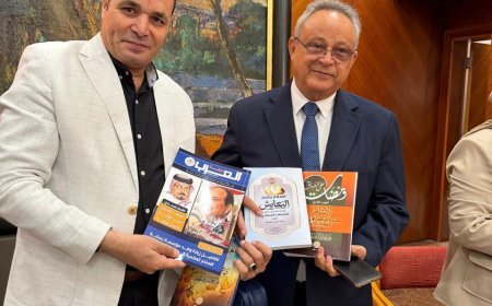 أحمد زايد يتسلم كتاب "ومضات على الطريق" للشرفاء الحمادي في معرض مكتبة الإسكندرية الدولي للكتاب
