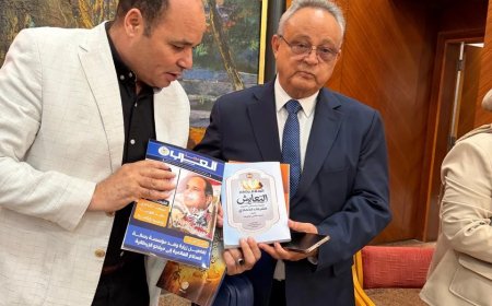 محمد فتحي الشريف يهدي أحمد زايد كتابه الجديد “التعايش” في معرض مكتبة الإسكندرية الدولي للكتاب