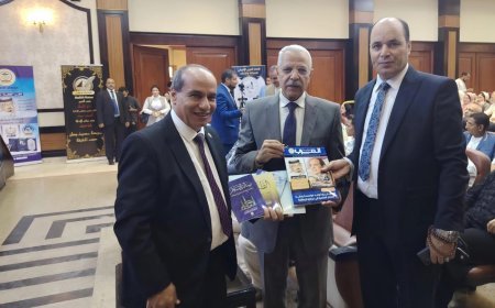 المكتبة الرقمية للشرفاء الحمادي تهدي مؤلفات  الشرفاء الحمادي لوزير التعليم الأسبق جمال العربي