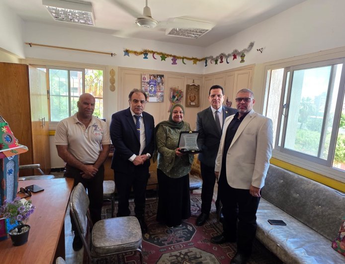 على هامش معرض الإسكندرية الدولي للكتاب.. مدير عام مؤسسة رسالة السلام العالمية يزور الإدارة التعليمية بالعامرية
