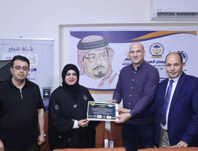 مركز العرب للأبحاث والدراسات يكرّم أعضاء بالنادي الأهلي تقديرًا لإسهاماتهم المجتمعية