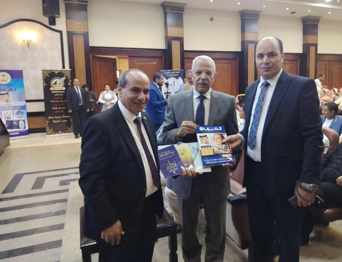 المكتبة الرقمية للشرفاء الحمادي تهدي مؤلفات  الشرفاء الحمادي لوزير التعليم الأسبق جمال العربي