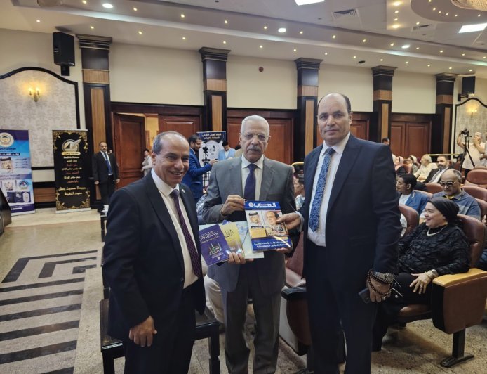 وزير التعليم الأسبق جمال العربي يتسلم أعدادًا من مجلة العرب وكتاب "ومضات على الطريق"