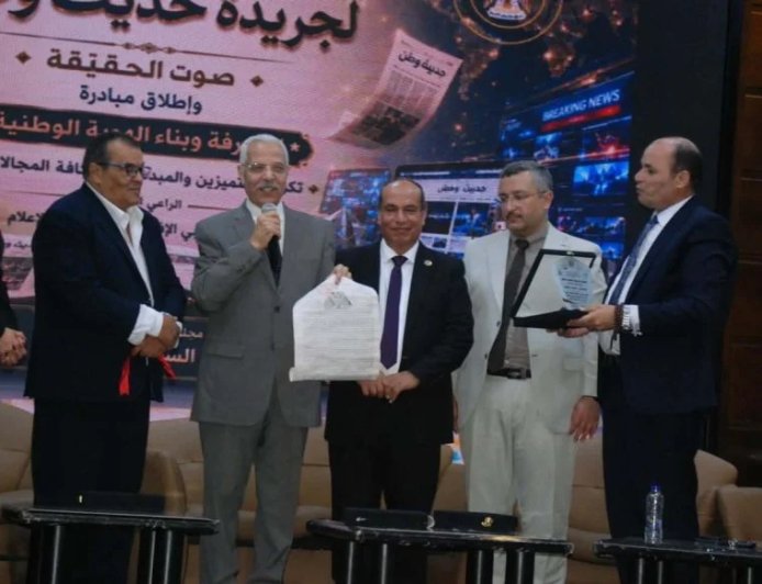 المكتبة الرقمية للشرفاء الحمادي تُهدي درعها للكاتب الصحفي علي الجمال رئيس تحرير "حديث وطن"