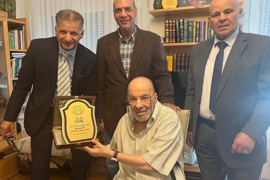 في لفتة إنسانية حانية.. “رسالة السلام العالمية” تُكرّم البروفيسور محمد عزت جويد في مقر إقامته بالنمسا