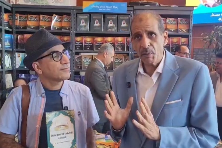 فى جناح مؤسسة رسالة السلام العالمية بمعرض مكتبة الإسكندرية الدولى للكتاب: عاطف زايد يجري حوارا مع مواطن بلجيكي للتعريف  بأهداف وأنشطة   رسالة السلام