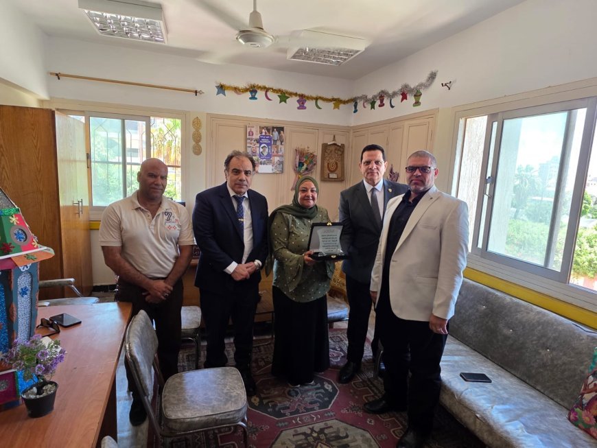على هامش معرض الإسكندرية الدولي للكتاب.. مدير عام مؤسسة رسالة السلام العالمية يزور الإدارة التعليمية بالعامرية