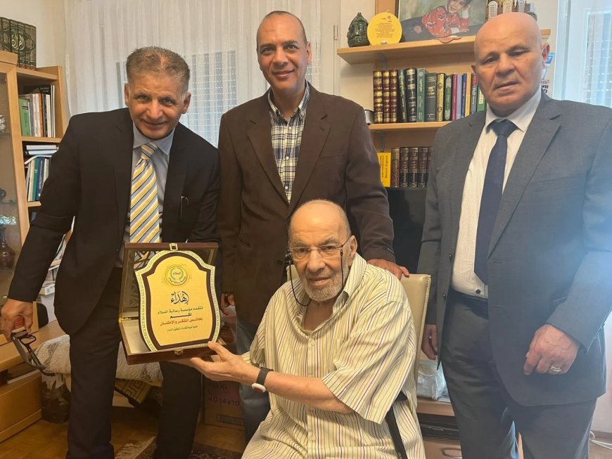 في لفتة إنسانية حانية.. “رسالة السلام العالمية” تُكرّم البروفيسور محمد عزت جويد في مقر إقامته بالنمسا