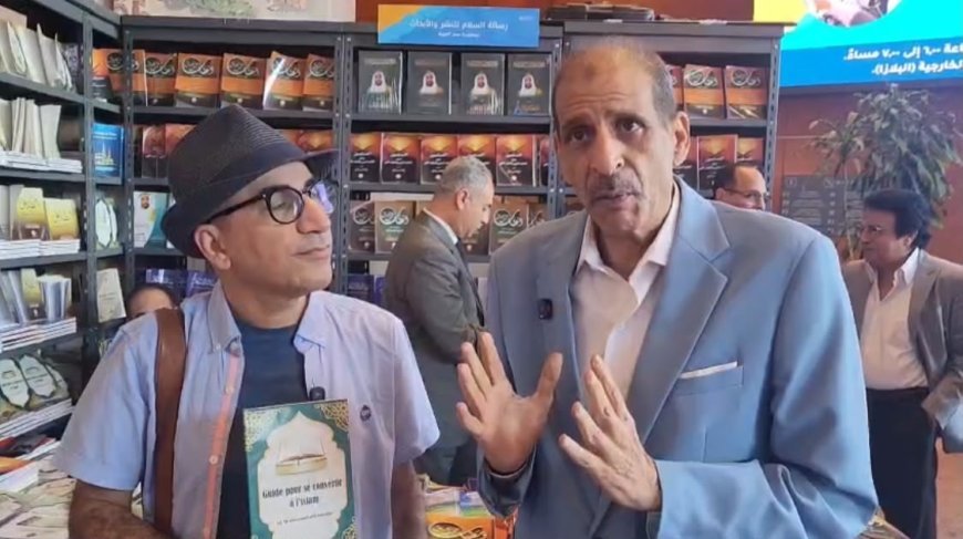 فى جناح مؤسسة رسالة السلام العالمية بمعرض مكتبة الإسكندرية الدولى للكتاب: عاطف زايد يجري حوارا مع مواطن بلجيكي للتعريف  بأهداف وأنشطة   رسالة السلام