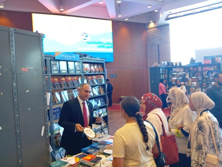 بالصور .. إقبال كبير على مؤلفات الشرفاء الحمادي في معرض مكتبة الإسكندرية