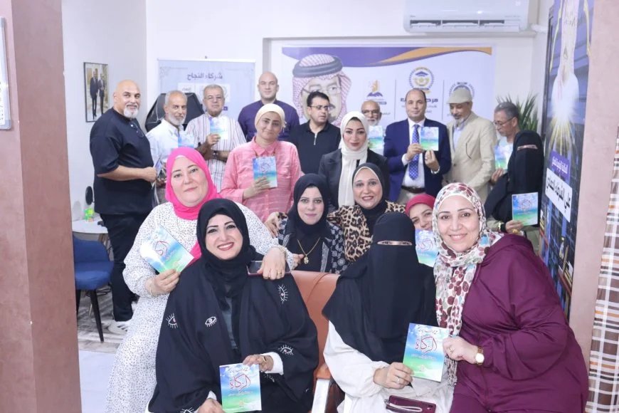 توزيع كتاب "الزكاة.. صدقة وقرض حسن" للمفكر علي محمد الشرفاء الحمادي على أعضاء النادي الأهلي في ختام ندوة مركز العرب