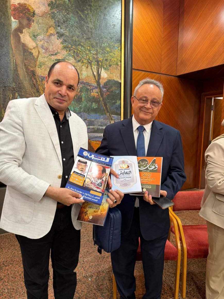 اهداء مؤلفات المفكر على الشرفاء لمدير مكتبة الإسكندرية
