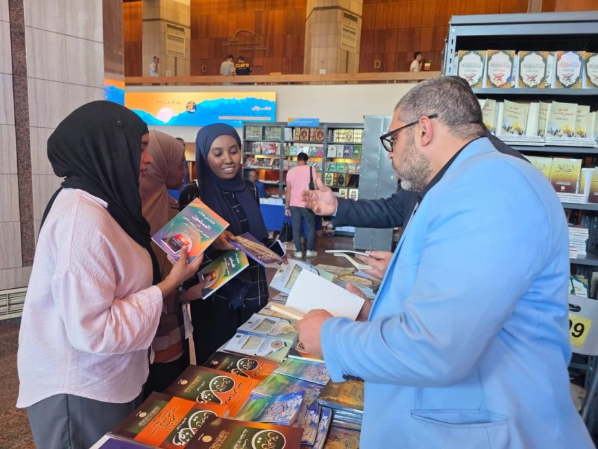 وفد الطالبات السودانيات بطب الإسكندرية يزور جناح مؤسسة رسالة السلام بمعرض الإسكندرية الدولى للكتاب