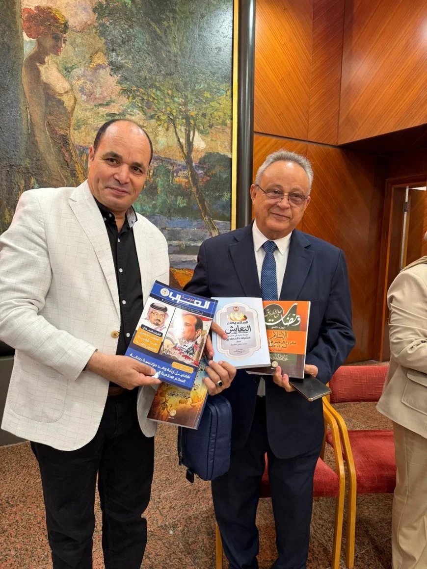 إهداء مدير مكتبة الإسكندرية أعدادا من مجلة «العرب» بنسختيها العربية والدولية