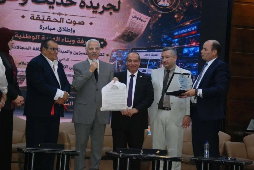 المكتبة الرقمية للشرفاء الحمادي تُهدي درعها للكاتب الصحفي علي الجمال رئيس تحرير "حديث وطن"
