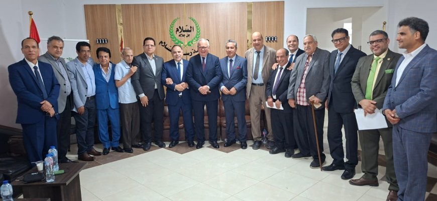 أعضاء مؤسسة رسالة السلام العالمية يناقشون مشروع تطوير جامعة الدول العربية للمفكر العربي علي محمد الشرفاء الحمادي