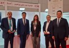 الأديبة لين غازي تزور  جناح «رسالة السلام».. حوار فكري حول مشروع علي الشرفاء | صور