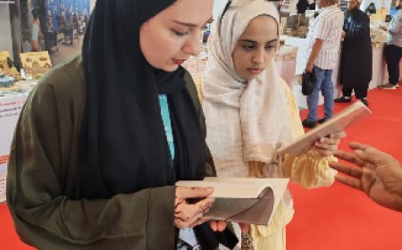 زيارة لافتة تهز أجواء المعرض.. وفد طلابي من جامعة اسطنبول  يزور جناح "رسالة السلام" ويقتني إصداراتها | صور