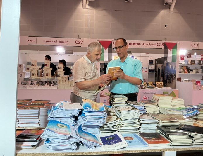 إصدارات رسالة السلام باللغة التركية تجذب زوار معرض إسطنبول للكتاب