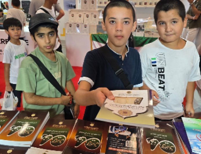 وفد طلابي من مدارس إسطنبول يزورون جناح "رسالة السلام" بمعرص الكتاب | صور