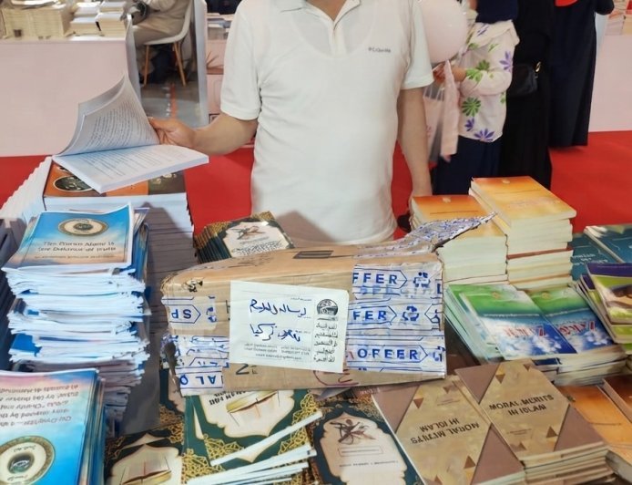رسالة السلام  بمعرض إسطنبول توزع المؤلفات على عدد  من المكتبات التركية