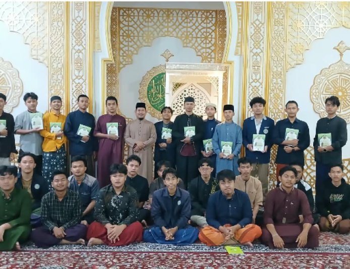 معهد  دار الفتح لامبونح يضيف كتاب «شرعة الله ومناهجه» للمفكر على الشرفاء إلى المنهج الدراسي