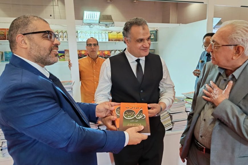 شاعر عراقي في ضيافة جناح رسالة السلام بمعرض اسطنبول للكتاب | صور