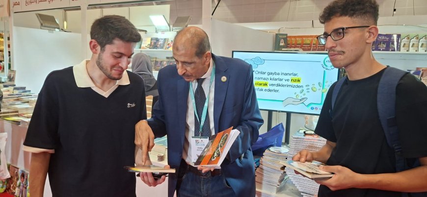 شباب من اليمن يزورون جناح " رسالة السلام" بمعرض إسطنبول .. حوار فكري ساخن