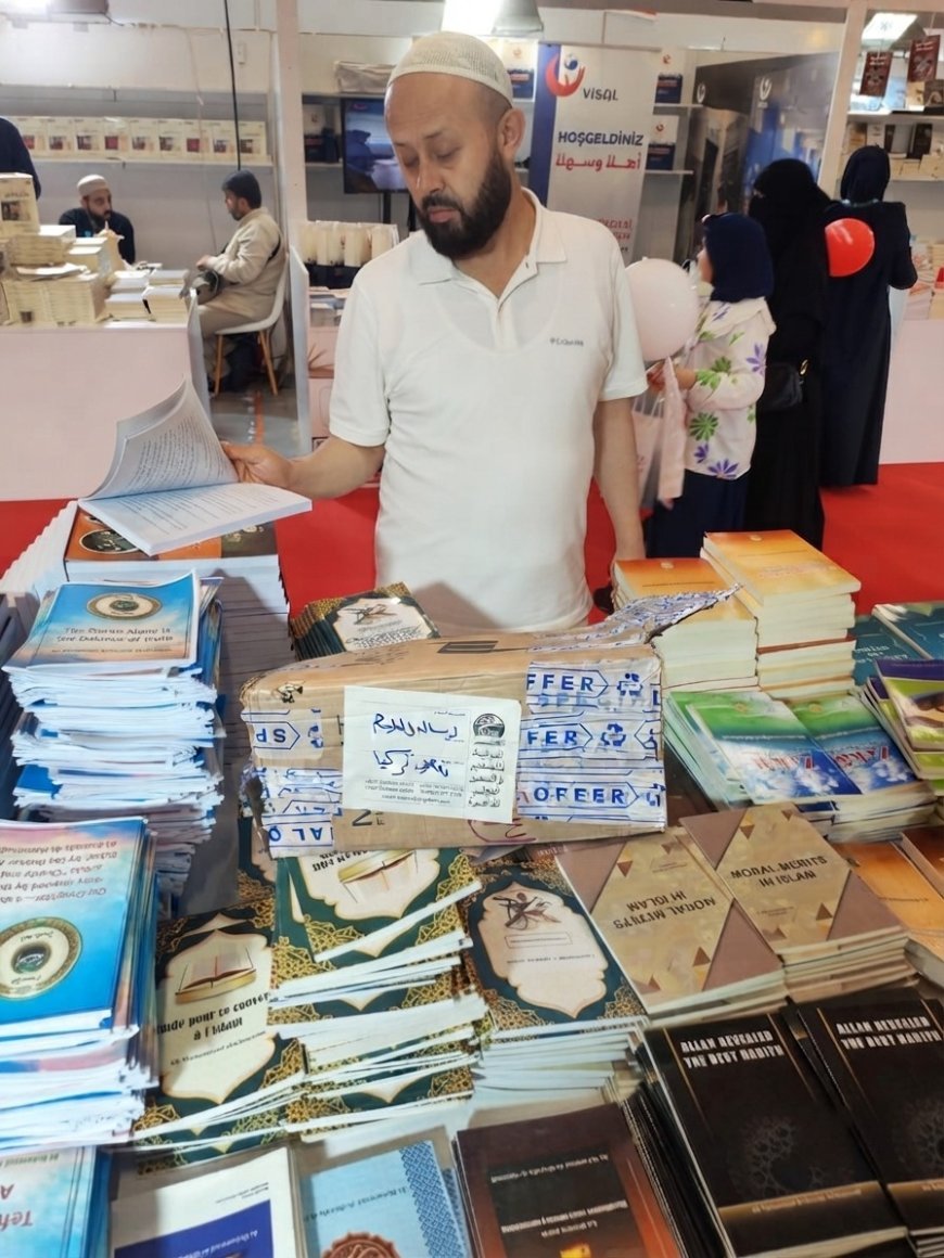 رسالة السلام  بمعرض إسطنبول توزع المؤلفات على عدد  من المكتبات التركية