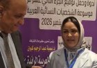 بالصور  إهداء مؤلفات المفكر  علي الشرفاء إلى  اول قائدة طائرة فى ليبيا كابتن كلثوم  البوسيفى